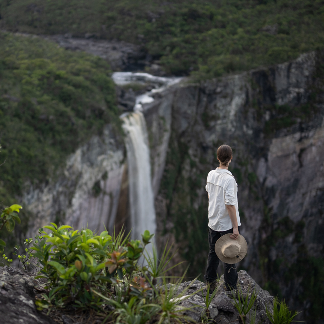 Louisa Schneider am Rand eines Wasserfalls